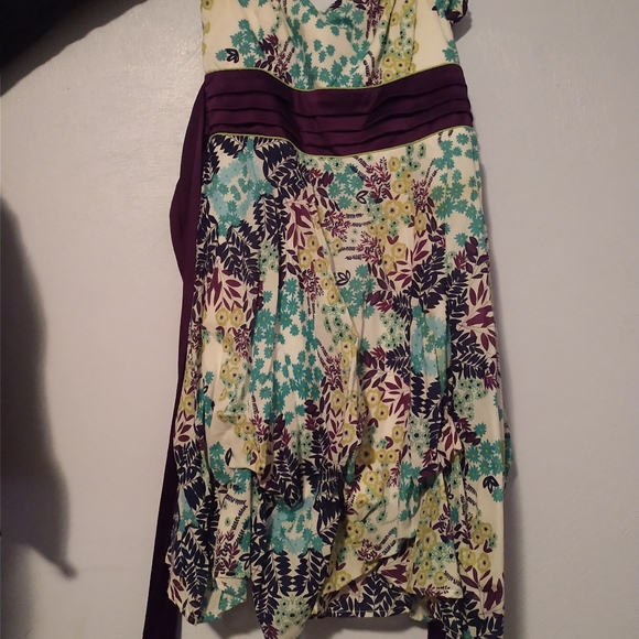 White flower dress tag says size 9 - Picture 3 of 4